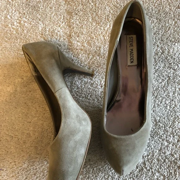 Size 10 Steve Madden Neutral Pumps - Picture 3 of 3